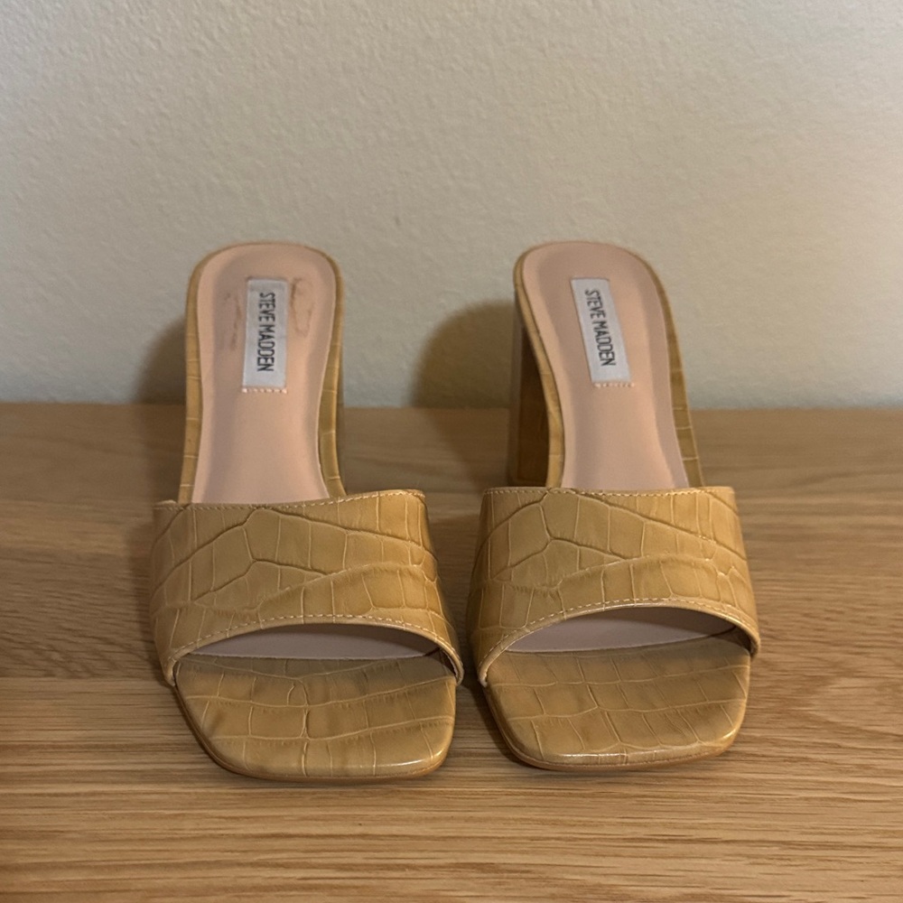 Steve Madden Croc-Embossed Tan Mules NWOT - Size 8.5